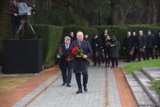Azərbaycan ictimaiyyəti Fəxri xiyabanda Ulu Öndər Heydər Əliyevin xatirəsini yad edir (FOTO)