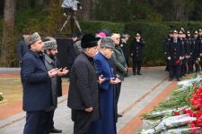 Azərbaycan ictimaiyyəti Fəxri xiyabanda Ulu Öndər Heydər Əliyevin xatirəsini yad edir (FOTO)
