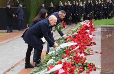 Azərbaycan ictimaiyyəti Fəxri xiyabanda Ulu Öndər Heydər Əliyevin xatirəsini yad edir (FOTO)