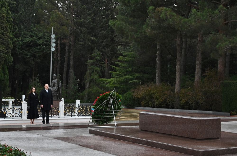 Prezident İlham Əliyev və Birinci xanım Mehriban Əliyeva Ümummilli Lider Heydər Əliyevin məzarını ziyarət ediblər (FOTO/VİDEO) (YENİLƏNİB)