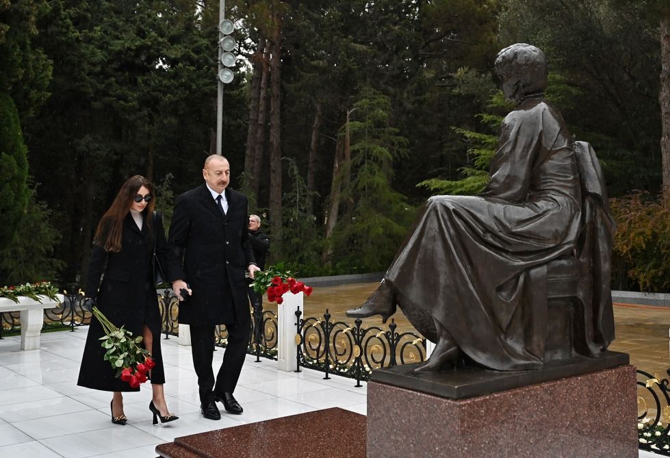 Prezident İlham Əliyev və Birinci xanım Mehriban Əliyeva Ümummilli Lider Heydər Əliyevin məzarını ziyarət ediblər (FOTO/VİDEO) (YENİLƏNİB)