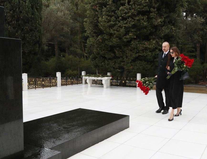 Prezident İlham Əliyev və Birinci xanım Mehriban Əliyeva Ümummilli Lider Heydər Əliyevin məzarını ziyarət ediblər (FOTO/VİDEO) (YENİLƏNİB)