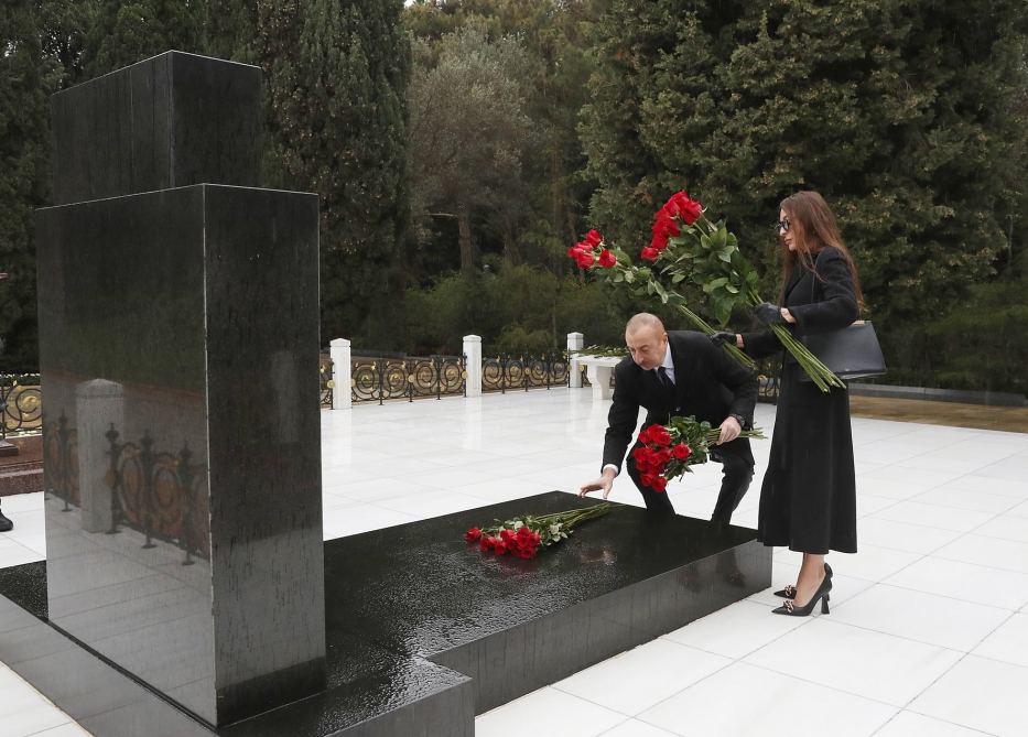 Prezident İlham Əliyev və Birinci xanım Mehriban Əliyeva Ümummilli Lider Heydər Əliyevin məzarını ziyarət ediblər (FOTO/VİDEO) (YENİLƏNİB)