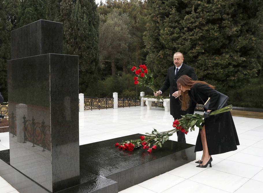 Prezident İlham Əliyev və Birinci xanım Mehriban Əliyeva Ümummilli Lider Heydər Əliyevin məzarını ziyarət ediblər (FOTO/VİDEO) (YENİLƏNİB)