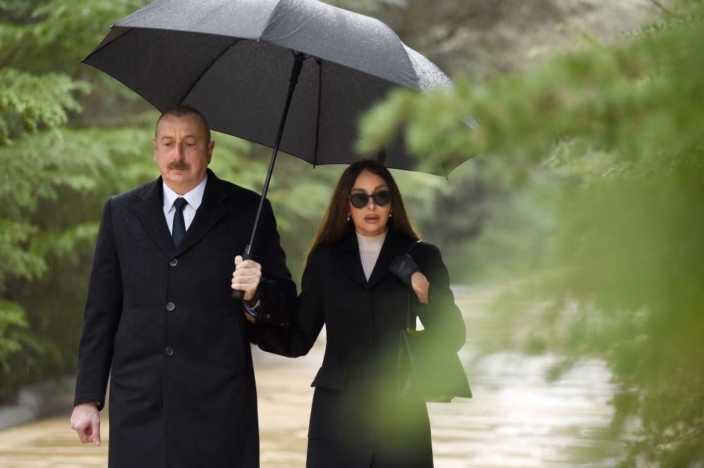 Prezident İlham Əliyev və Birinci xanım Mehriban Əliyeva Ümummilli Lider Heydər Əliyevin məzarını ziyarət ediblər (FOTO/VİDEO) (YENİLƏNİB)