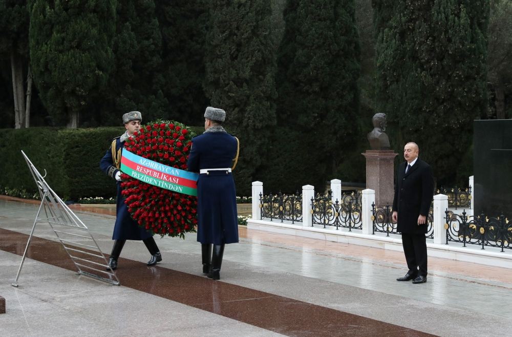 Prezident İlham Əliyev və Birinci xanım Mehriban Əliyeva Ümummilli Lider Heydər Əliyevin məzarını ziyarət ediblər (FOTO/VİDEO) (YENİLƏNİB)