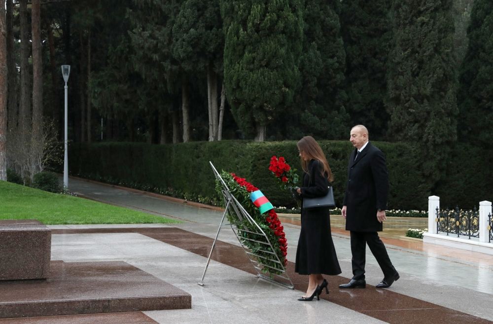 Prezident İlham Əliyev və Birinci xanım Mehriban Əliyeva Ümummilli Lider Heydər Əliyevin məzarını ziyarət ediblər (FOTO/VİDEO) (YENİLƏNİB)