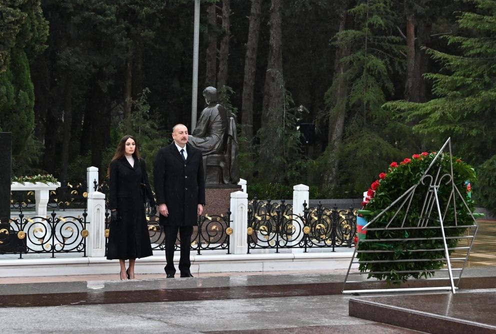 Prezident İlham Əliyev və Birinci xanım Mehriban Əliyeva Ümummilli Lider Heydər Əliyevin məzarını ziyarət ediblər (FOTO/VİDEO) (YENİLƏNİB)