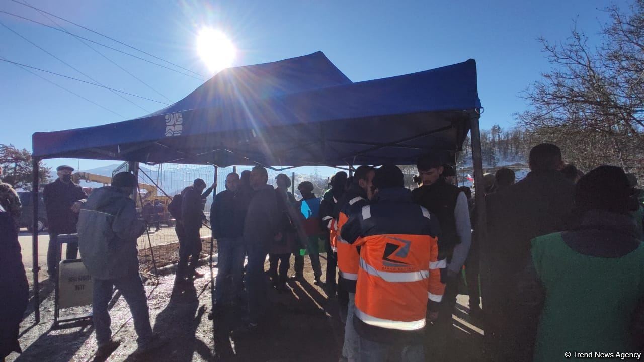 Azərbaycanlılar Qarabağda sülhməramlıların postu yaxınlığında etiraz aksiyası keçirirlər, çadırlar qurulur (FOTO/VİDEO)
