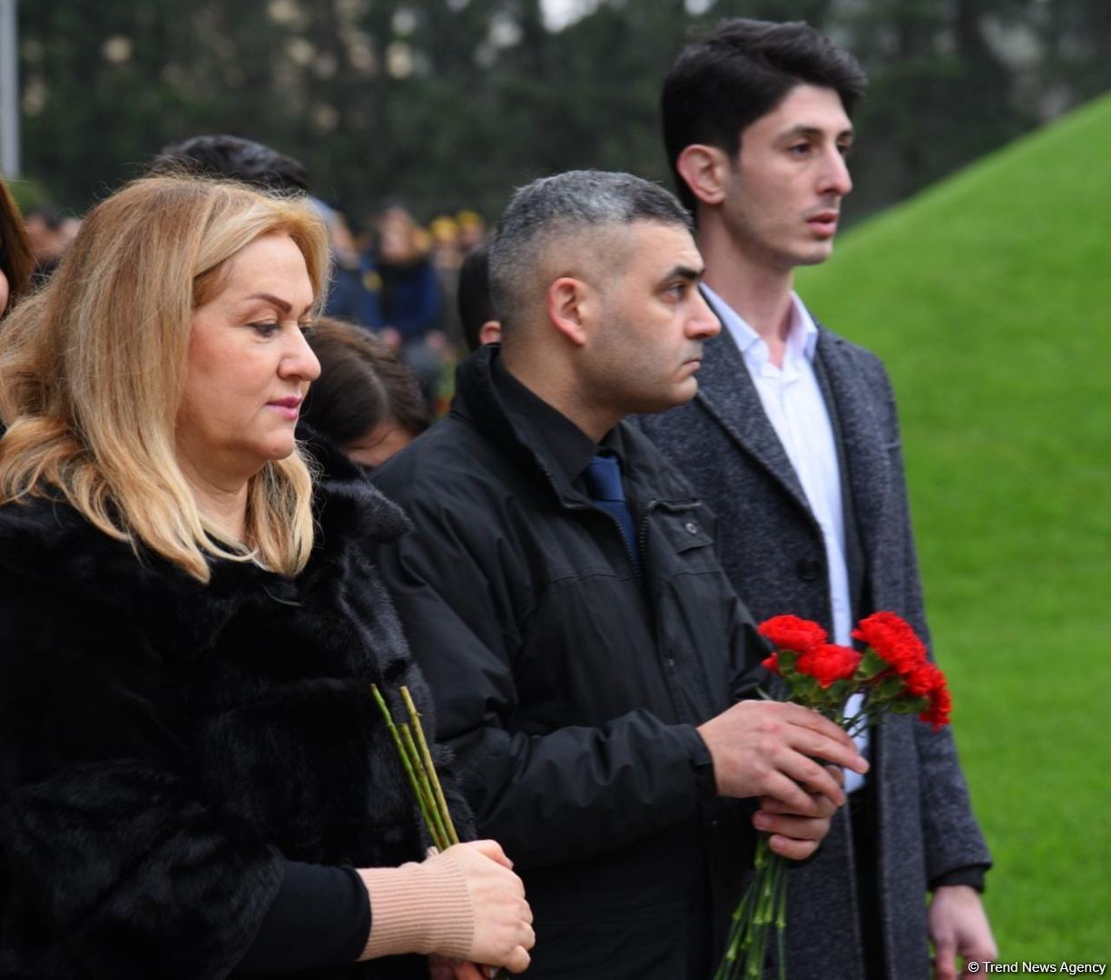 Azərbaycan ictimaiyyəti Fəxri xiyabanda Ulu Öndər Heydər Əliyevin xatirəsini yad edir (FOTO)