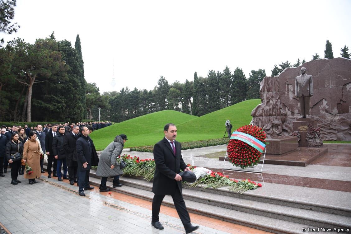 Azərbaycan ictimaiyyəti Fəxri xiyabanda Ulu Öndər Heydər Əliyevin xatirəsini yad edir (FOTO)