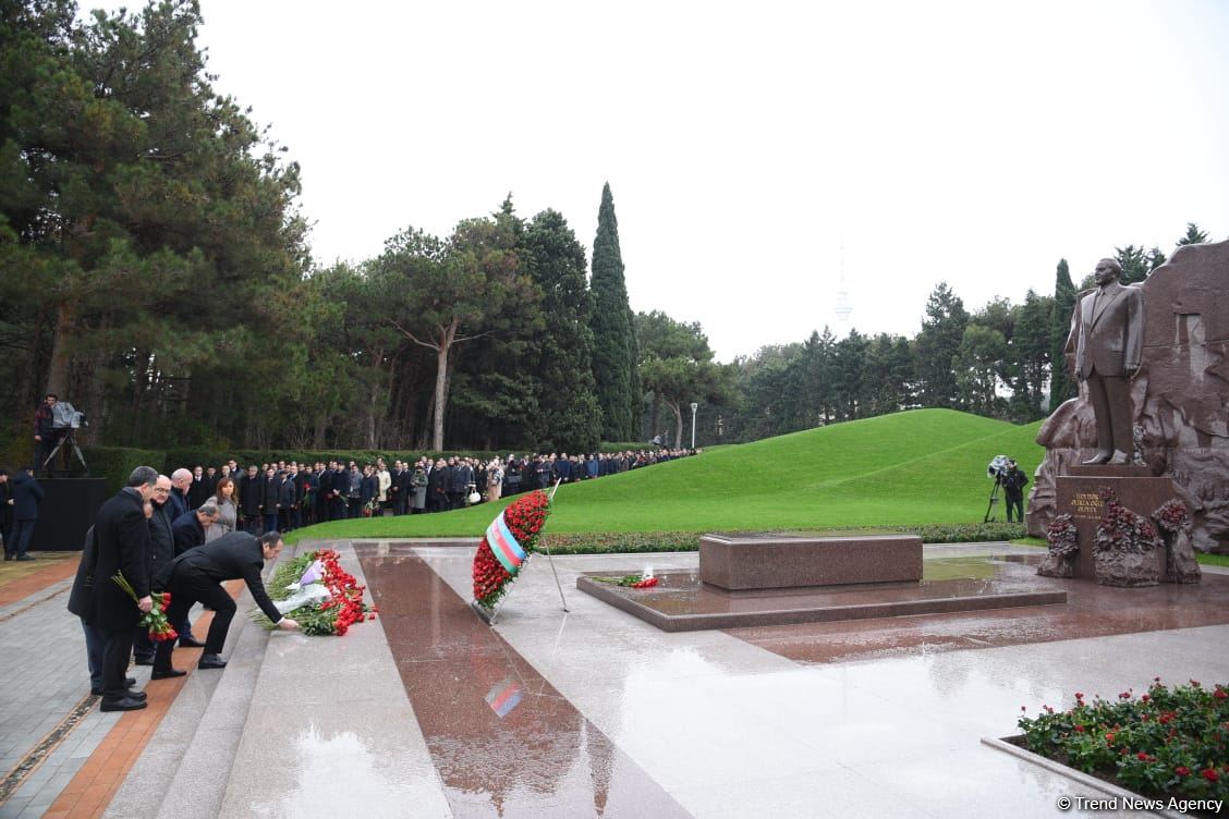 Azərbaycan ictimaiyyəti Fəxri xiyabanda Ulu Öndər Heydər Əliyevin xatirəsini yad edir (FOTO)
