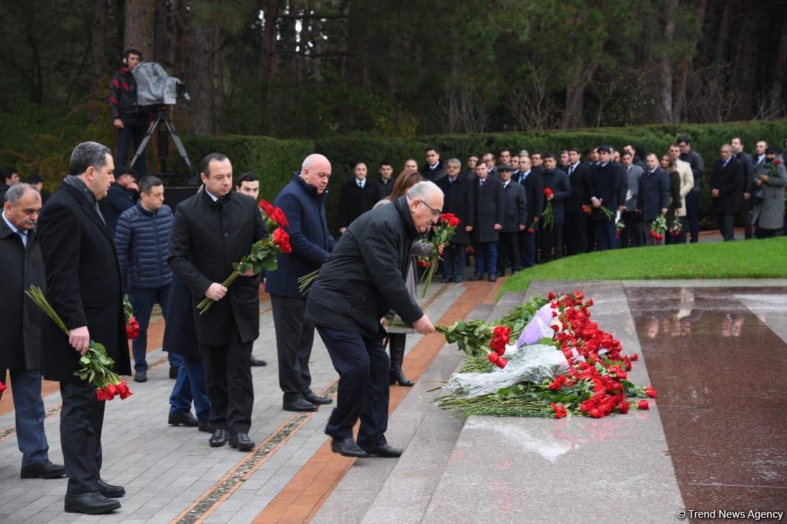 Azərbaycan ictimaiyyəti Fəxri xiyabanda Ulu Öndər Heydər Əliyevin xatirəsini yad edir (FOTO)