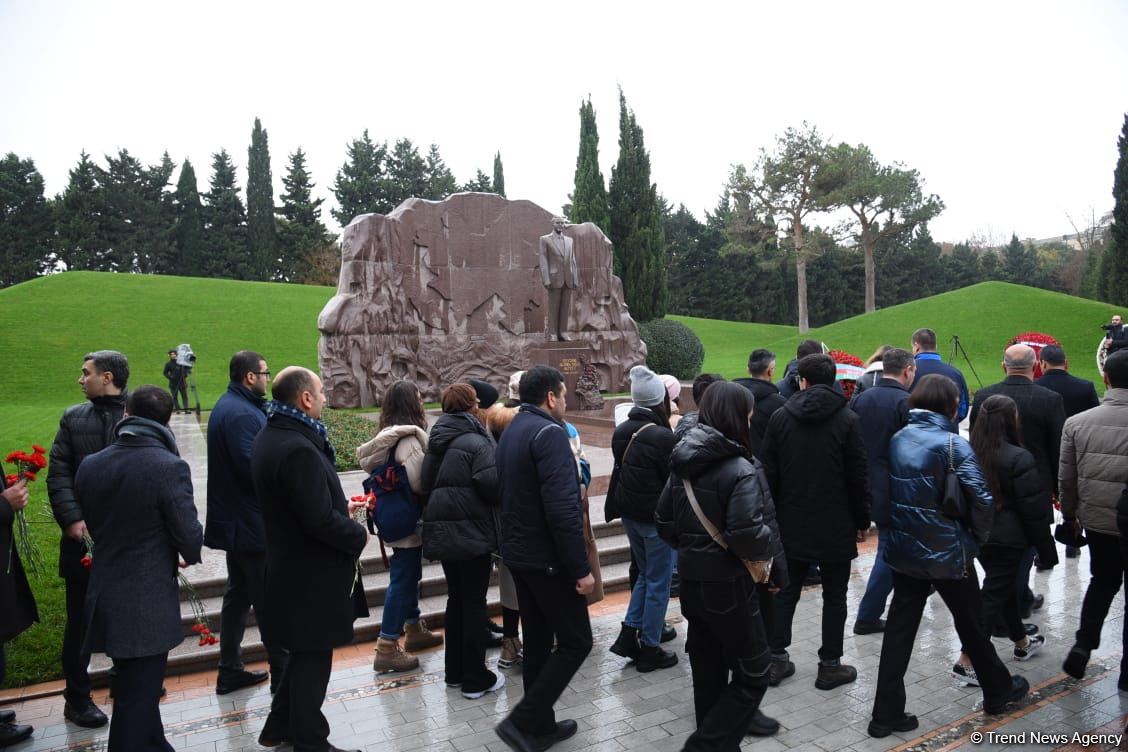 Azərbaycan ictimaiyyəti Fəxri xiyabanda Ulu Öndər Heydər Əliyevin xatirəsini yad edir (FOTO)