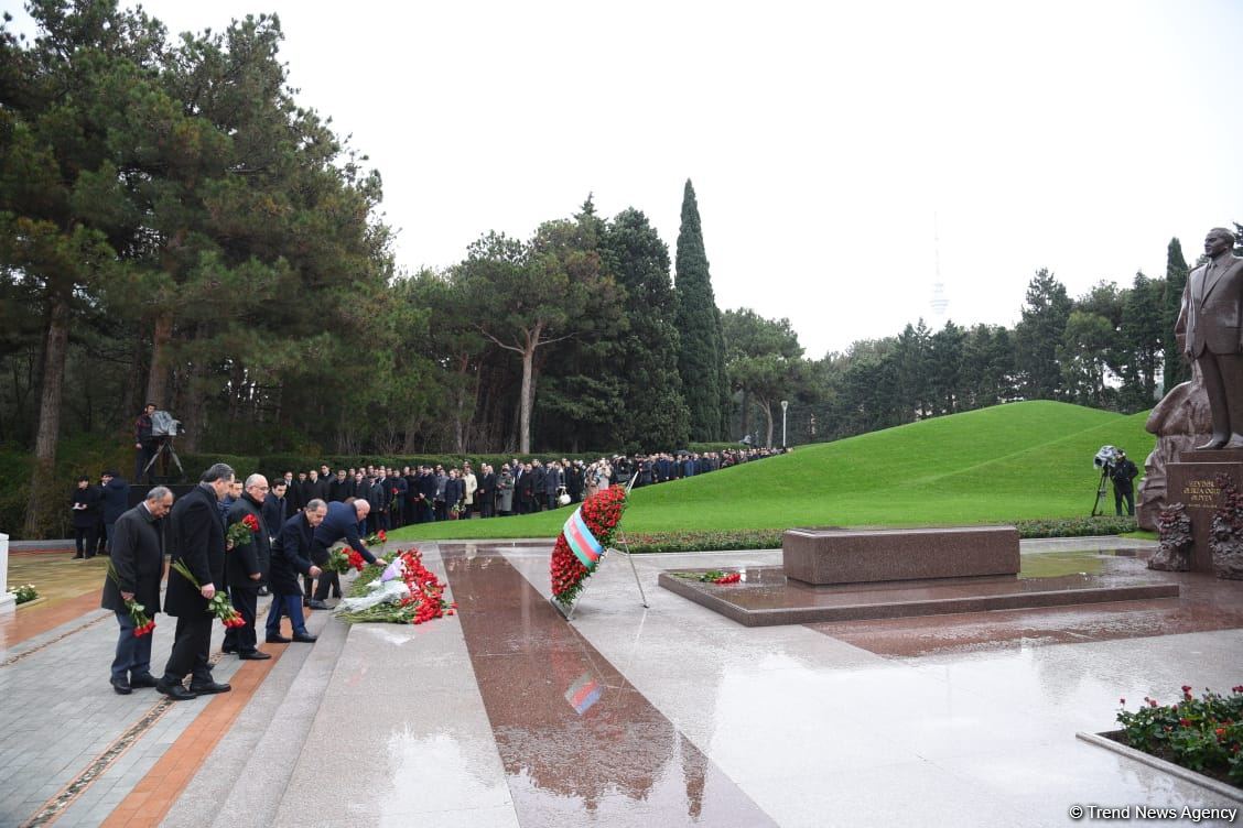 Azərbaycan ictimaiyyəti Fəxri xiyabanda Ulu Öndər Heydər Əliyevin xatirəsini yad edir (FOTO)