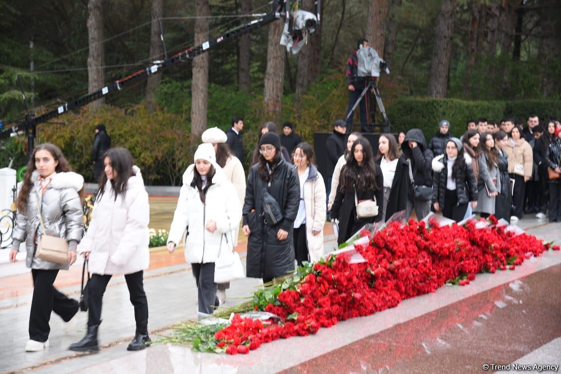 Azərbaycan ictimaiyyəti Fəxri xiyabanda Ulu Öndər Heydər Əliyevin xatirəsini yad edir (FOTO)