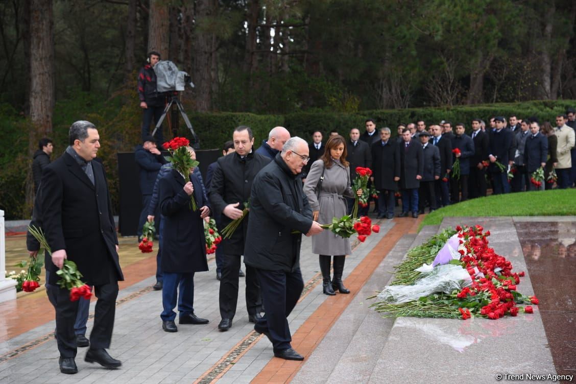 Azərbaycan ictimaiyyəti Fəxri xiyabanda Ulu Öndər Heydər Əliyevin xatirəsini yad edir (FOTO)