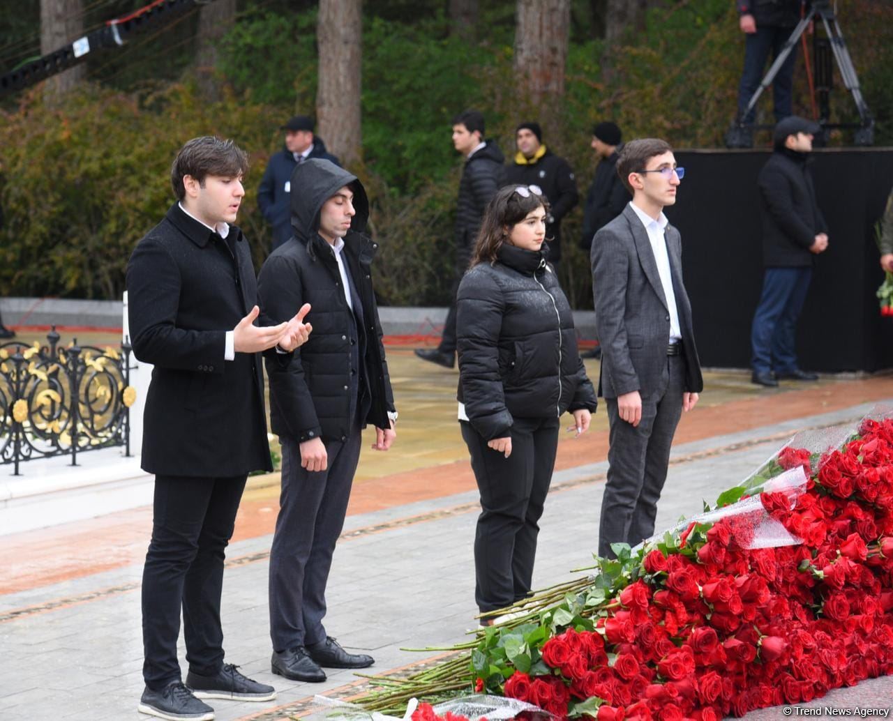 Azərbaycan ictimaiyyəti Fəxri xiyabanda Ulu Öndər Heydər Əliyevin xatirəsini yad edir (FOTO)