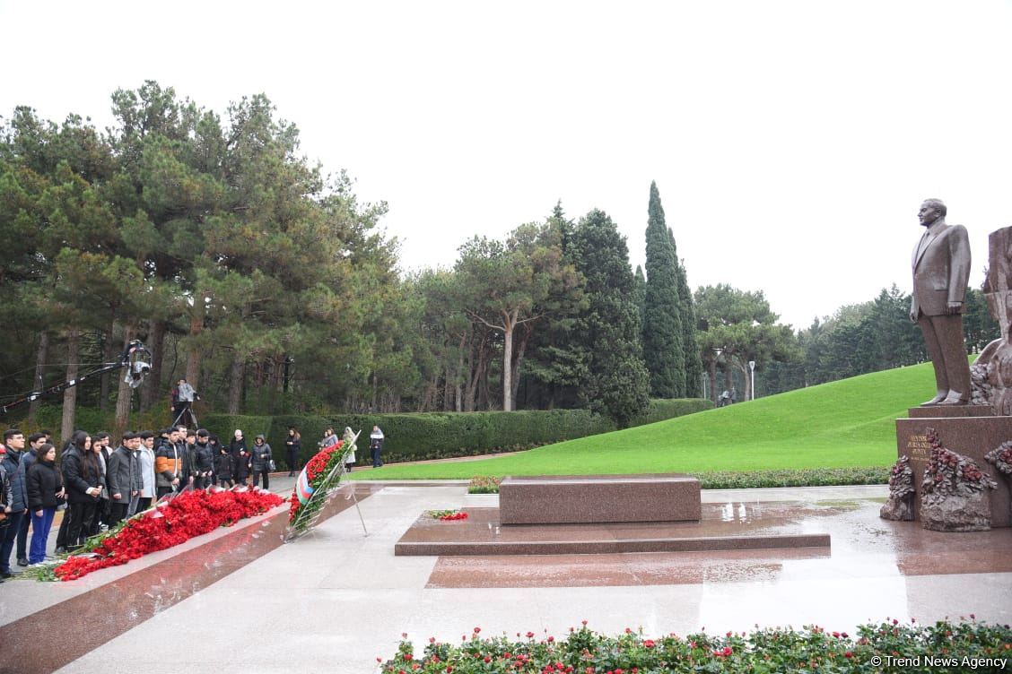 Azərbaycan ictimaiyyəti Fəxri xiyabanda Ulu Öndər Heydər Əliyevin xatirəsini yad edir (FOTO)