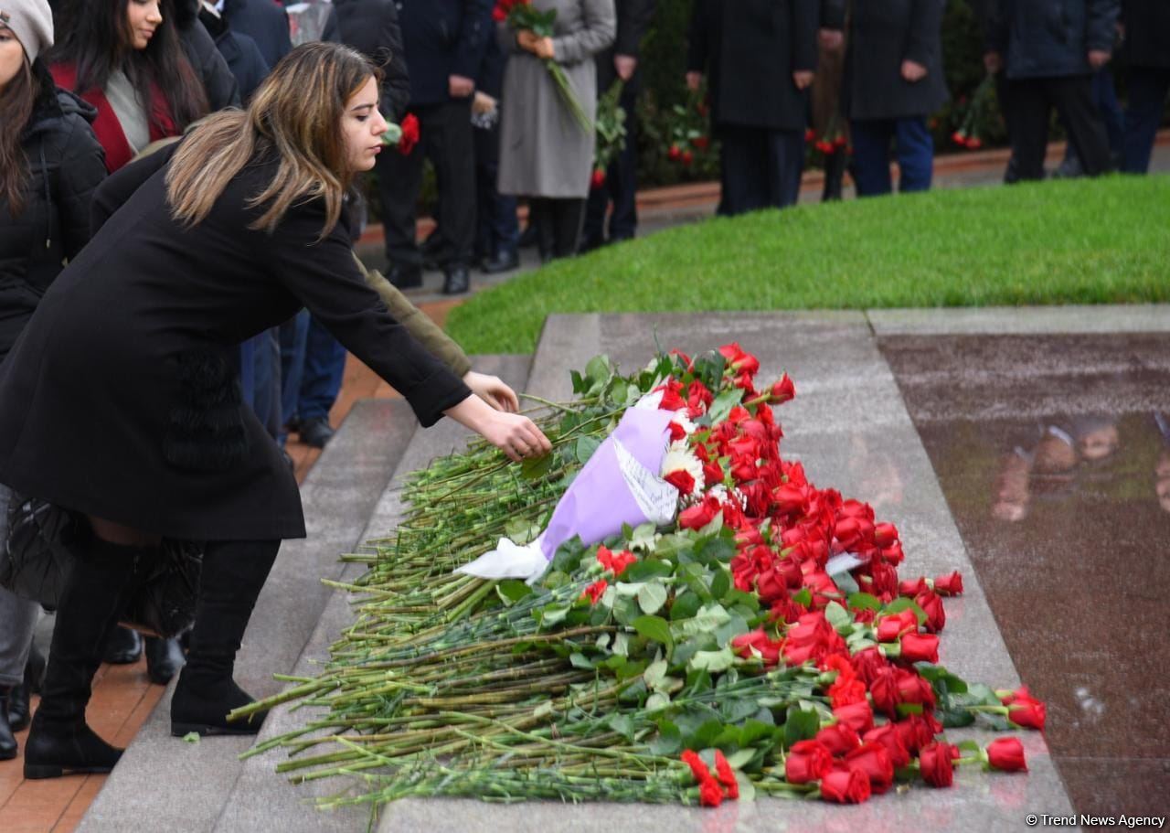 Azərbaycan ictimaiyyəti Fəxri xiyabanda Ulu Öndər Heydər Əliyevin xatirəsini yad edir (FOTO)