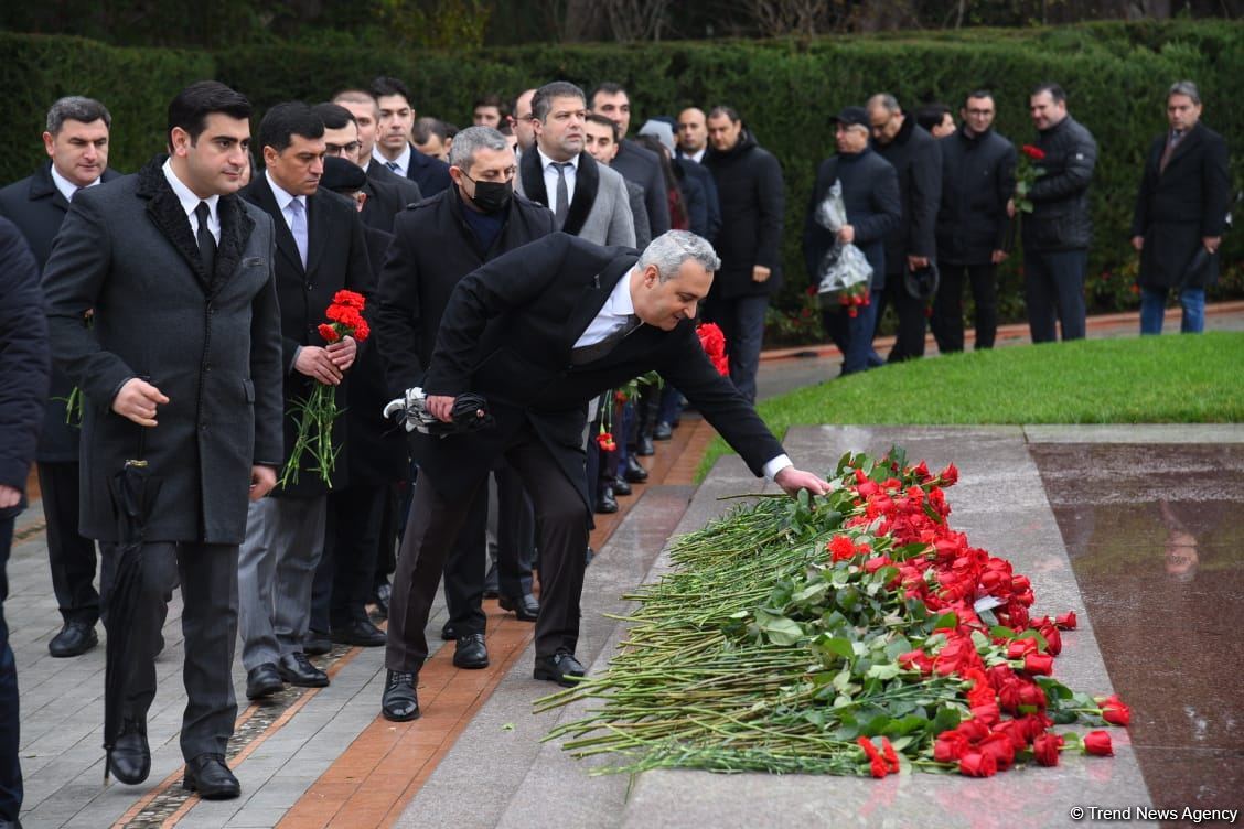 Azərbaycan ictimaiyyəti Fəxri xiyabanda Ulu Öndər Heydər Əliyevin xatirəsini yad edir (FOTO)