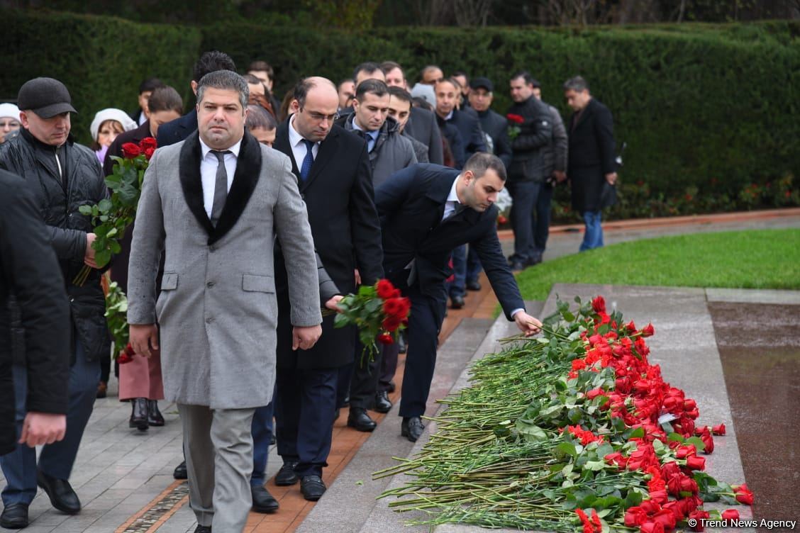 Azərbaycan ictimaiyyəti Fəxri xiyabanda Ulu Öndər Heydər Əliyevin xatirəsini yad edir (FOTO)