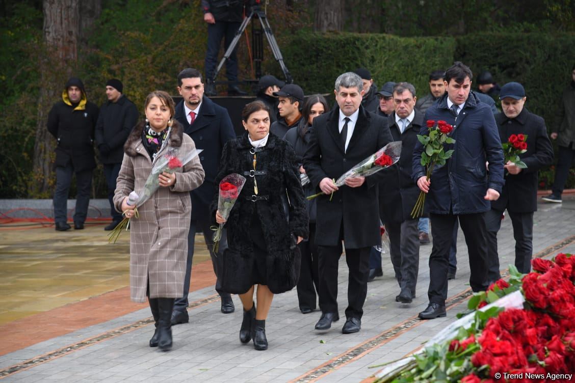 Azərbaycan ictimaiyyəti Fəxri xiyabanda Ulu Öndər Heydər Əliyevin xatirəsini yad edir (FOTO)