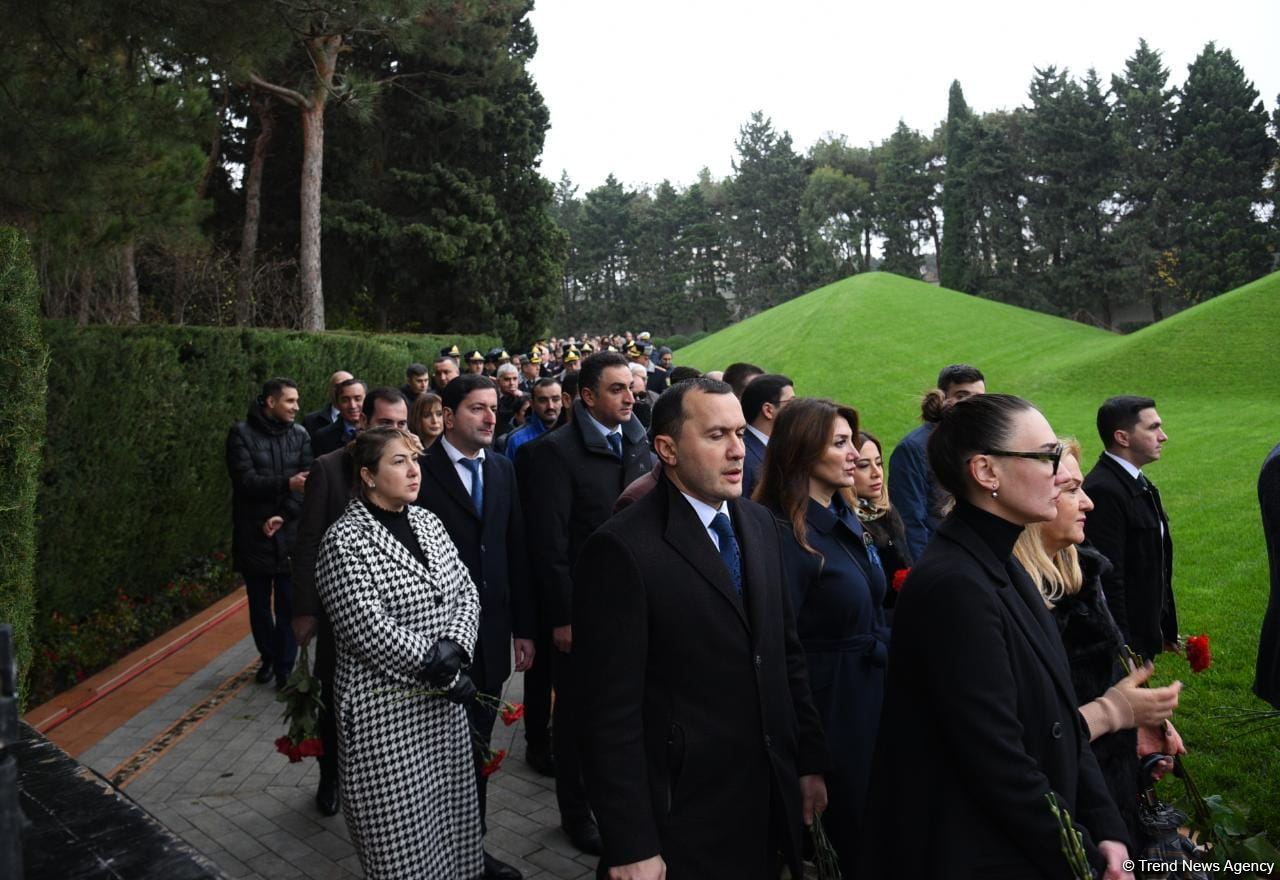 Azərbaycan ictimaiyyəti Fəxri xiyabanda Ulu Öndər Heydər Əliyevin xatirəsini yad edir (FOTO)