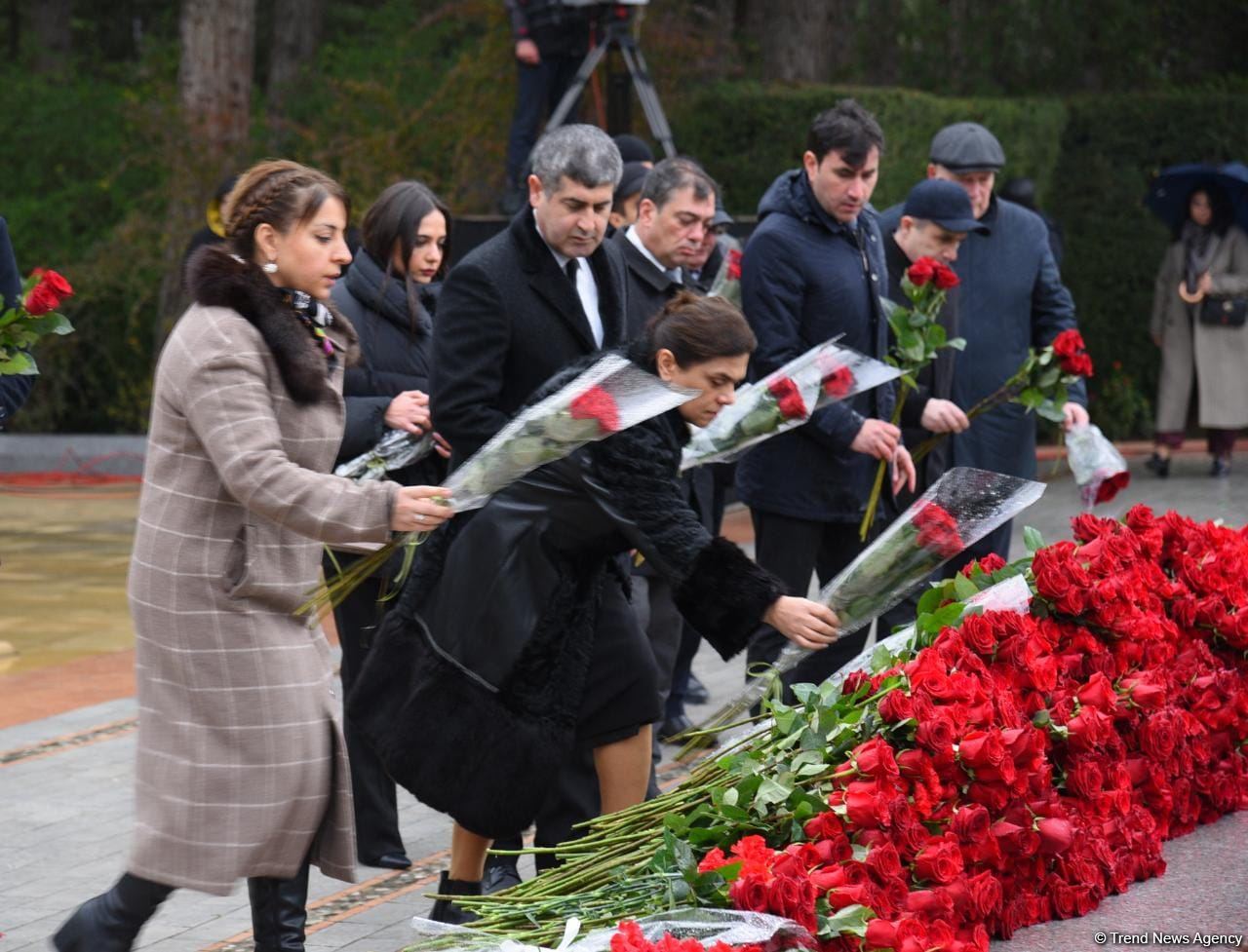Azərbaycan ictimaiyyəti Fəxri xiyabanda Ulu Öndər Heydər Əliyevin xatirəsini yad edir (FOTO)