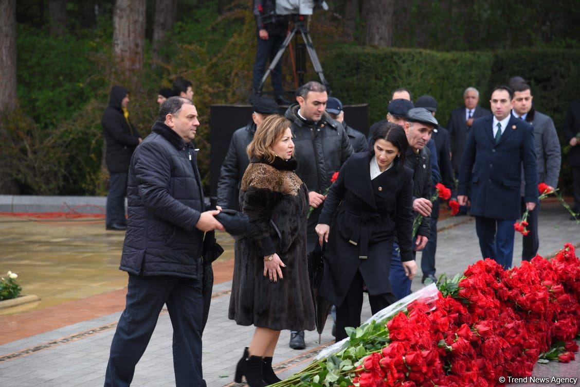 Azərbaycan ictimaiyyəti Fəxri xiyabanda Ulu Öndər Heydər Əliyevin xatirəsini yad edir (FOTO)