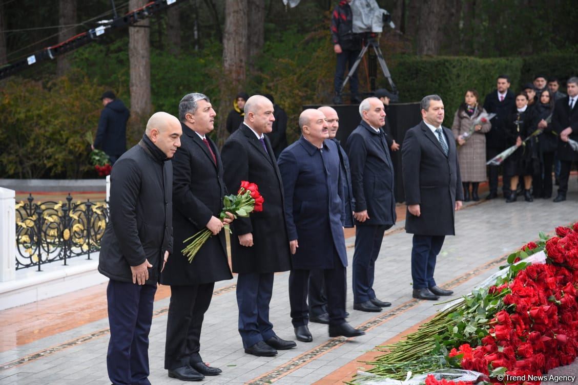 Azərbaycan ictimaiyyəti Fəxri xiyabanda Ulu Öndər Heydər Əliyevin xatirəsini yad edir (FOTO)