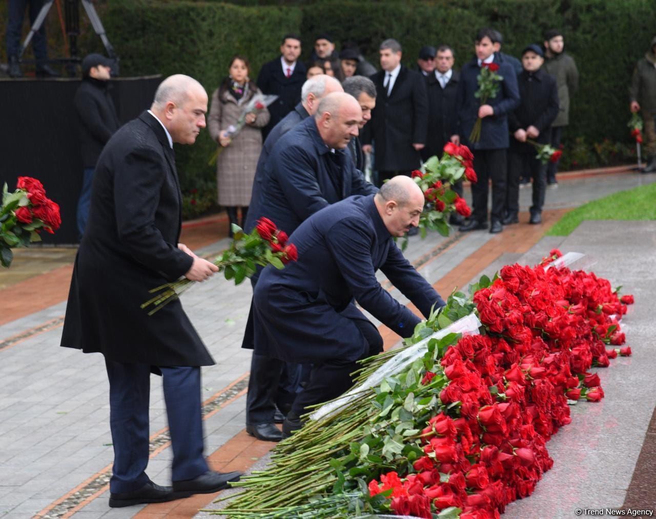 Azərbaycan ictimaiyyəti Fəxri xiyabanda Ulu Öndər Heydər Əliyevin xatirəsini yad edir (FOTO)