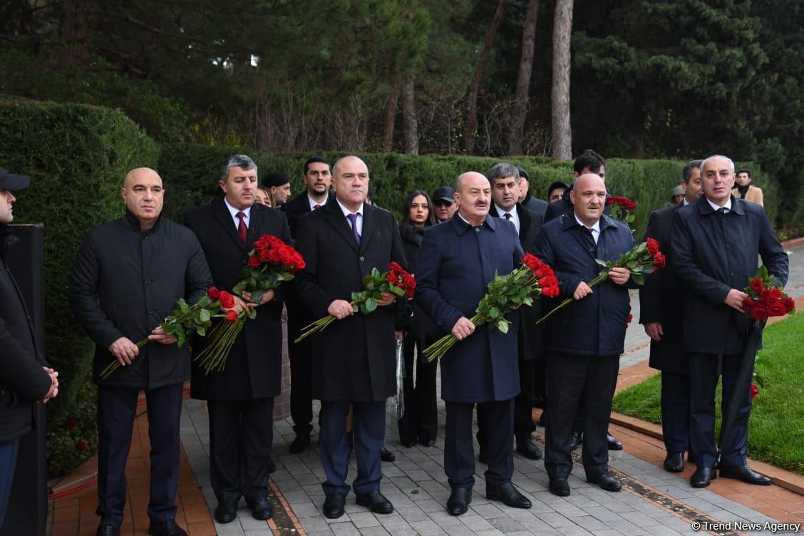 Azərbaycan ictimaiyyəti Fəxri xiyabanda Ulu Öndər Heydər Əliyevin xatirəsini yad edir (FOTO)