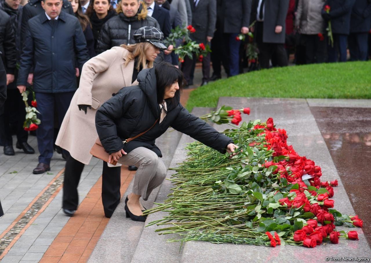 Azərbaycan ictimaiyyəti Fəxri xiyabanda Ulu Öndər Heydər Əliyevin xatirəsini yad edir (FOTO)