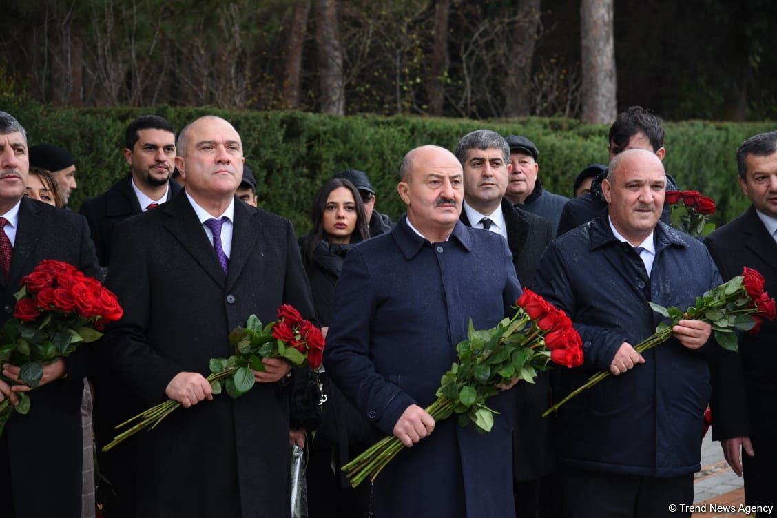 Azərbaycan ictimaiyyəti Fəxri xiyabanda Ulu Öndər Heydər Əliyevin xatirəsini yad edir (FOTO)