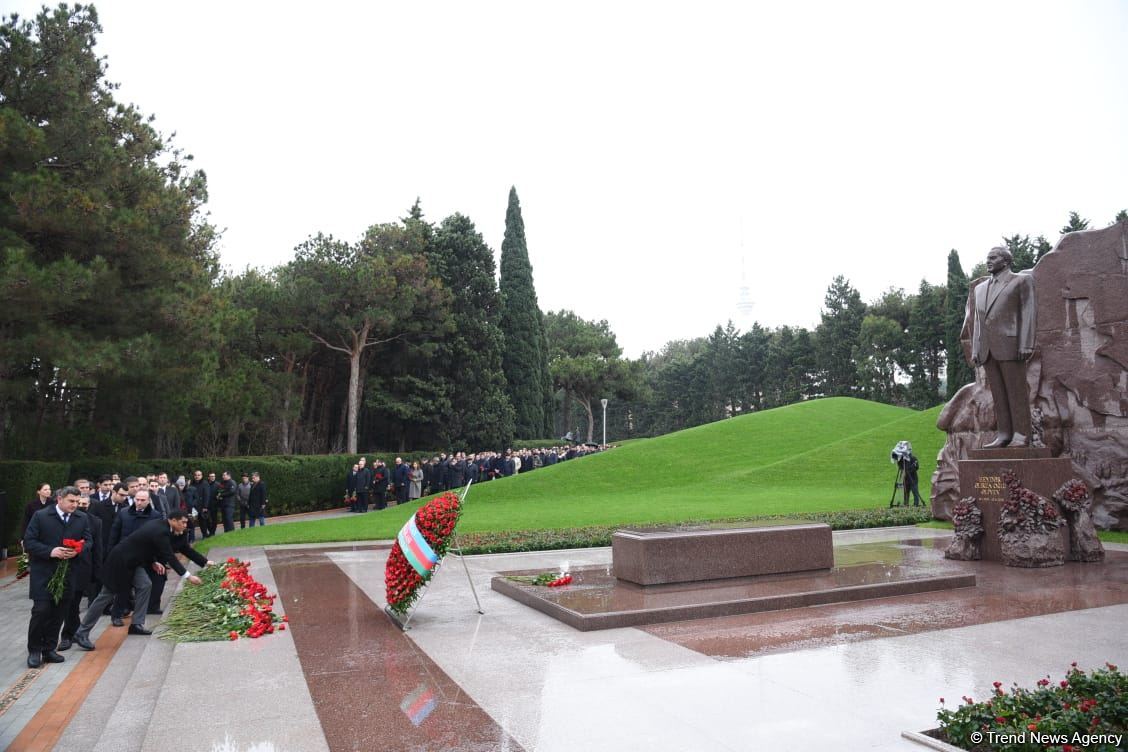 Azərbaycan ictimaiyyəti Fəxri xiyabanda Ulu Öndər Heydər Əliyevin xatirəsini yad edir (FOTO)