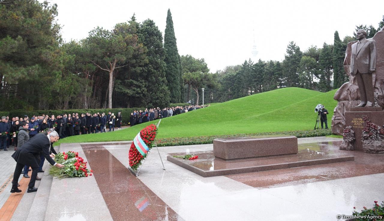 Azərbaycan ictimaiyyəti Fəxri xiyabanda Ulu Öndər Heydər Əliyevin xatirəsini yad edir (FOTO)
