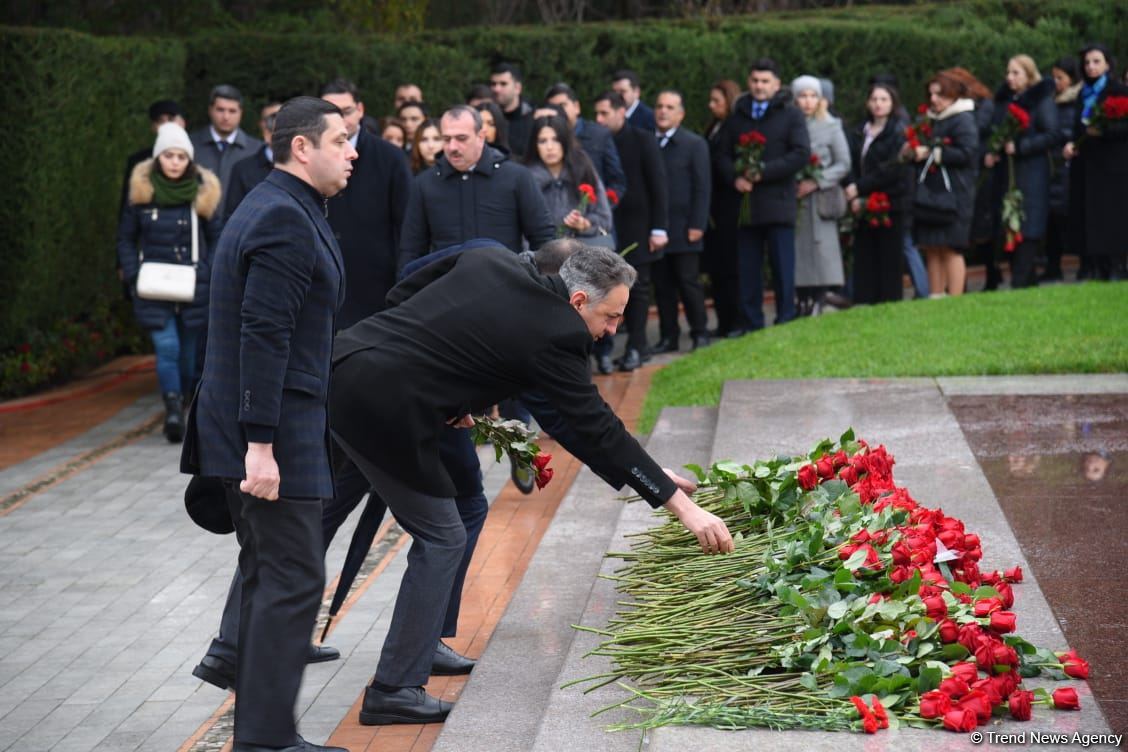 Azərbaycan ictimaiyyəti Fəxri xiyabanda Ulu Öndər Heydər Əliyevin xatirəsini yad edir (FOTO)