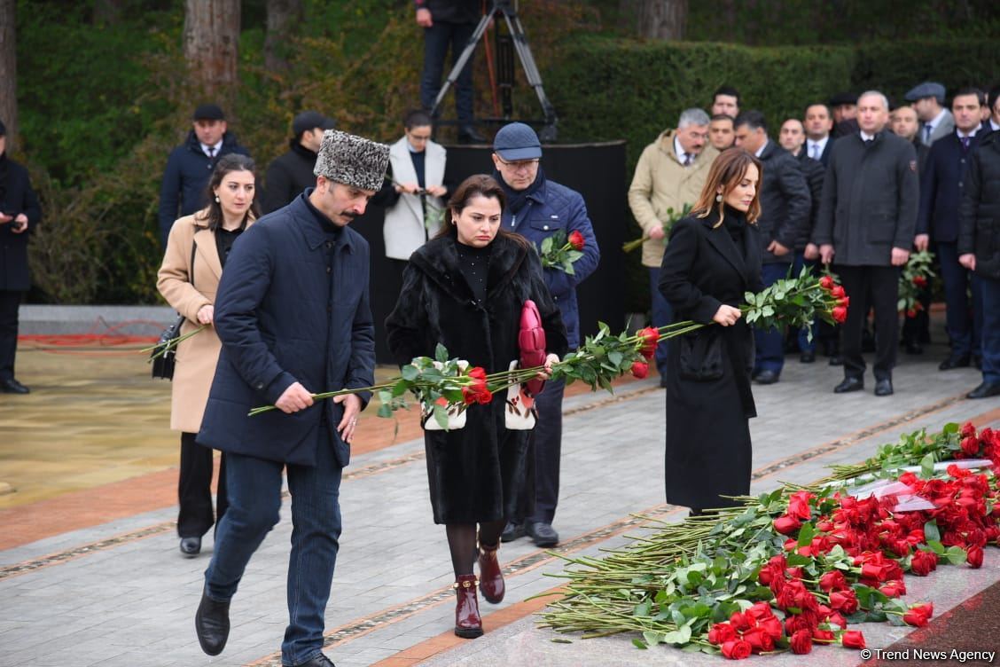 Azərbaycan ictimaiyyəti Fəxri xiyabanda Ulu Öndər Heydər Əliyevin xatirəsini yad edir (FOTO)