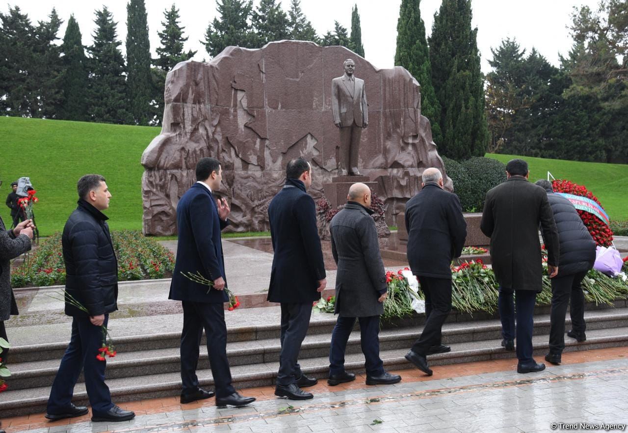 Azərbaycan ictimaiyyəti Fəxri xiyabanda Ulu Öndər Heydər Əliyevin xatirəsini yad edir (FOTO)