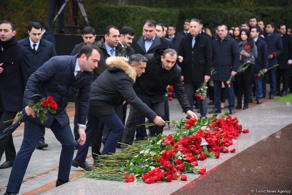 Azərbaycan ictimaiyyəti Fəxri xiyabanda Ulu Öndər Heydər Əliyevin xatirəsini yad edir (FOTO)