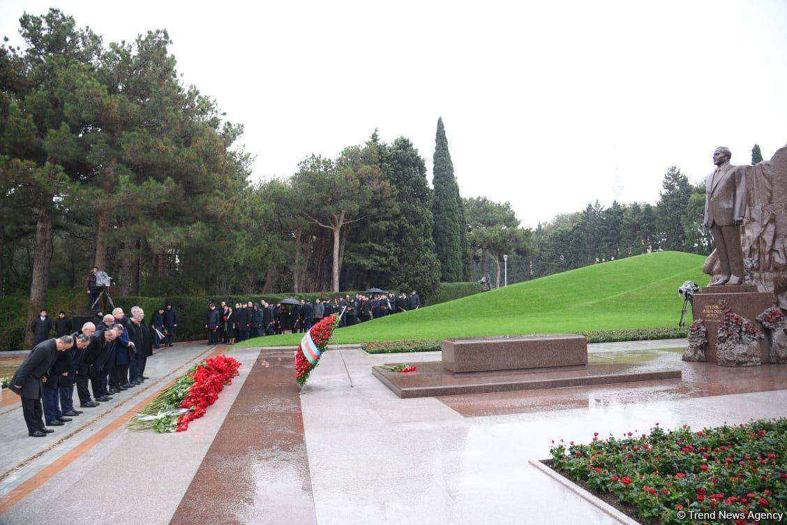 Azərbaycan ictimaiyyəti Fəxri xiyabanda Ulu Öndər Heydər Əliyevin xatirəsini yad edir (FOTO)