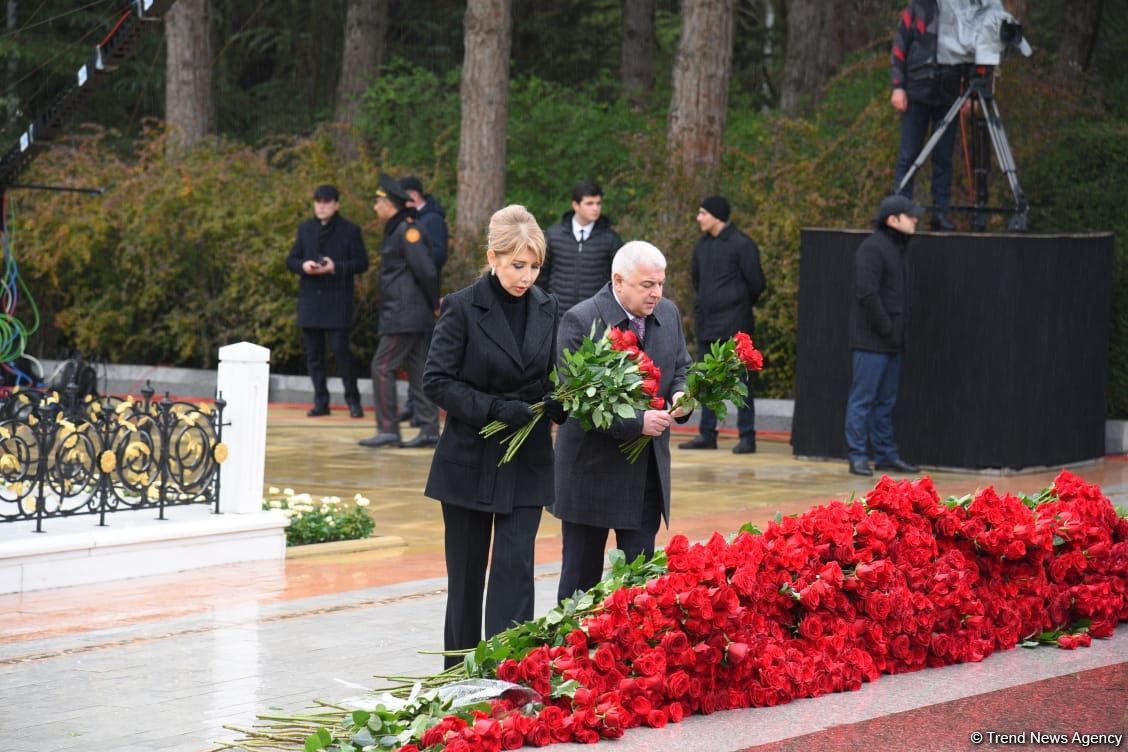 Azərbaycan ictimaiyyəti Fəxri xiyabanda Ulu Öndər Heydər Əliyevin xatirəsini yad edir (FOTO)