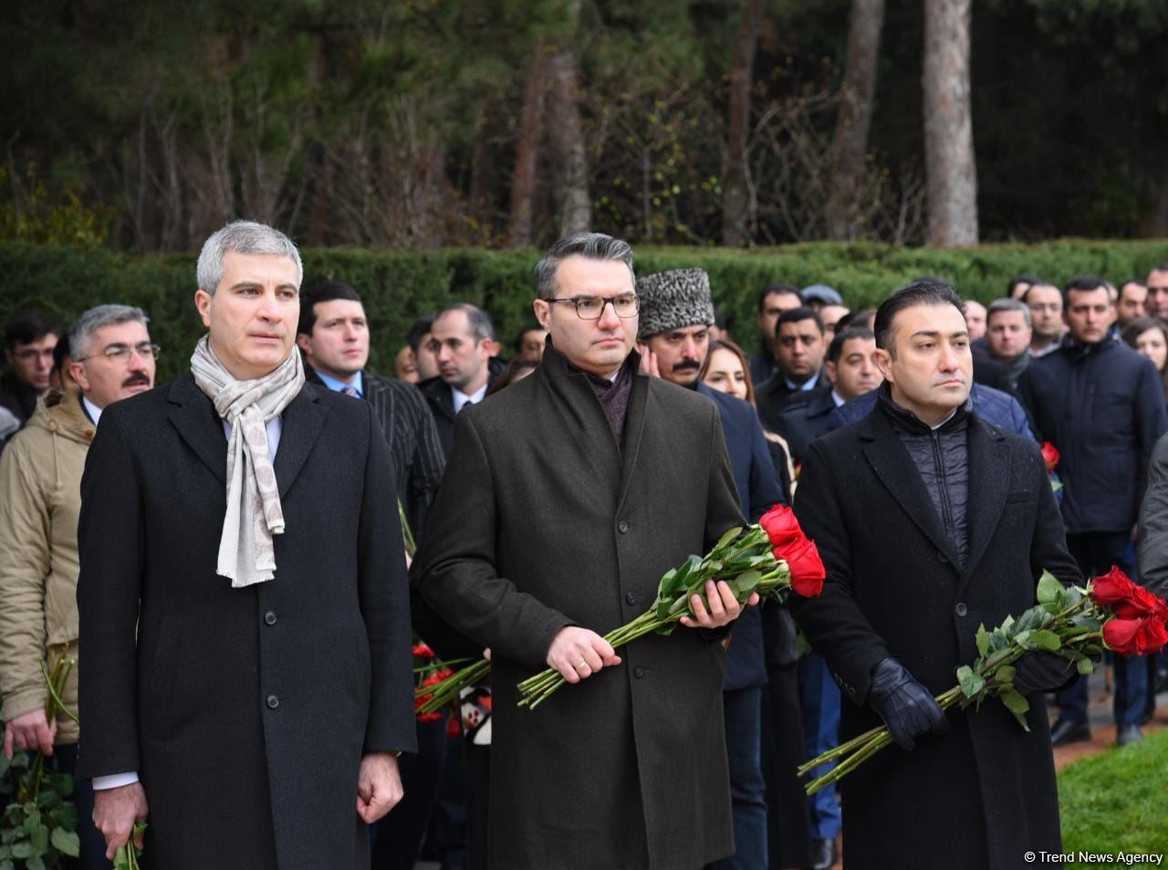 Azərbaycan ictimaiyyəti Fəxri xiyabanda Ulu Öndər Heydər Əliyevin xatirəsini yad edir (FOTO)