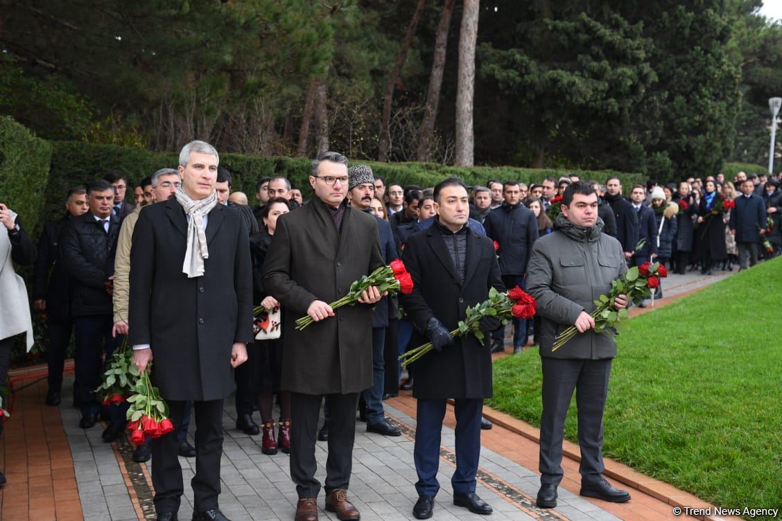 Azərbaycan ictimaiyyəti Fəxri xiyabanda Ulu Öndər Heydər Əliyevin xatirəsini yad edir (FOTO)