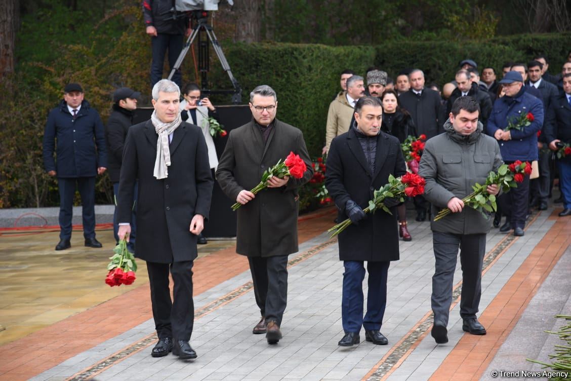 Azərbaycan ictimaiyyəti Fəxri xiyabanda Ulu Öndər Heydər Əliyevin xatirəsini yad edir (FOTO)