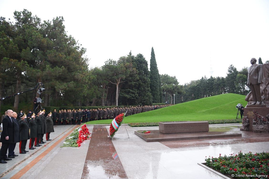 Azərbaycan ictimaiyyəti Fəxri xiyabanda Ulu Öndər Heydər Əliyevin xatirəsini yad edir (FOTO)