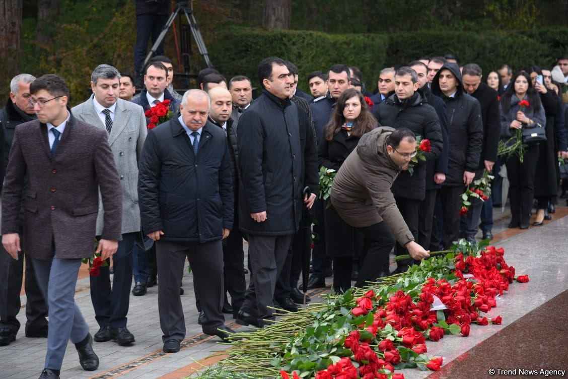 Azərbaycan ictimaiyyəti Fəxri xiyabanda Ulu Öndər Heydər Əliyevin xatirəsini yad edir (FOTO)