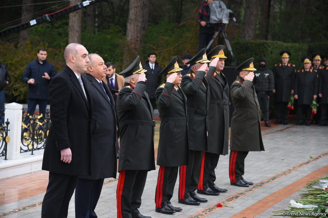 Azərbaycan ictimaiyyəti Fəxri xiyabanda Ulu Öndər Heydər Əliyevin xatirəsini yad edir (FOTO)