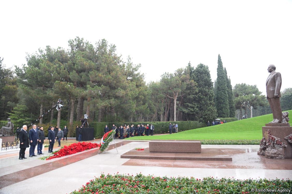 Azərbaycan ictimaiyyəti Fəxri xiyabanda Ulu Öndər Heydər Əliyevin xatirəsini yad edir (FOTO)